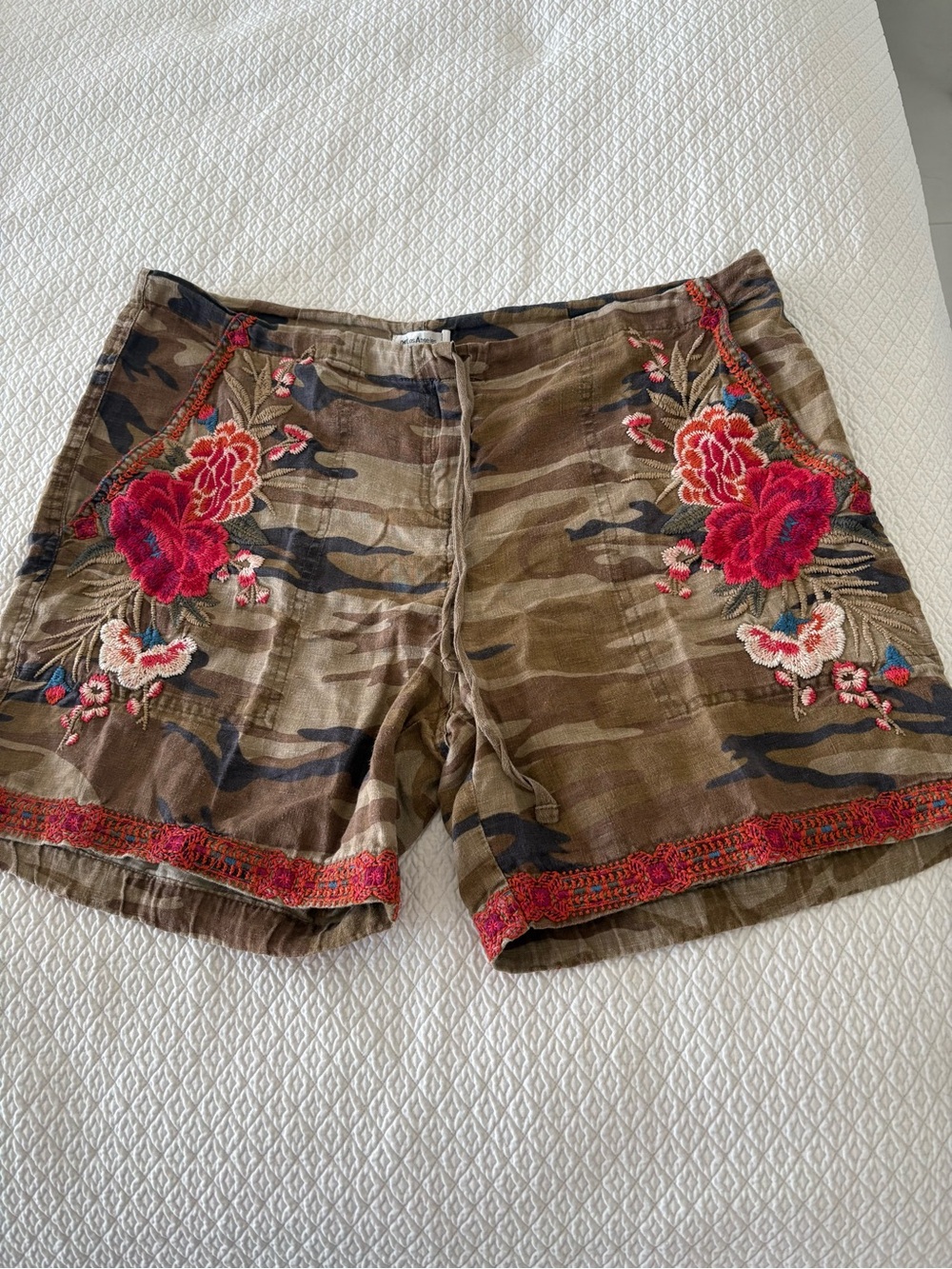 Johnny Was JW Los Angeles Camo Floral Embroidered Linen Shorts Boho Military - M